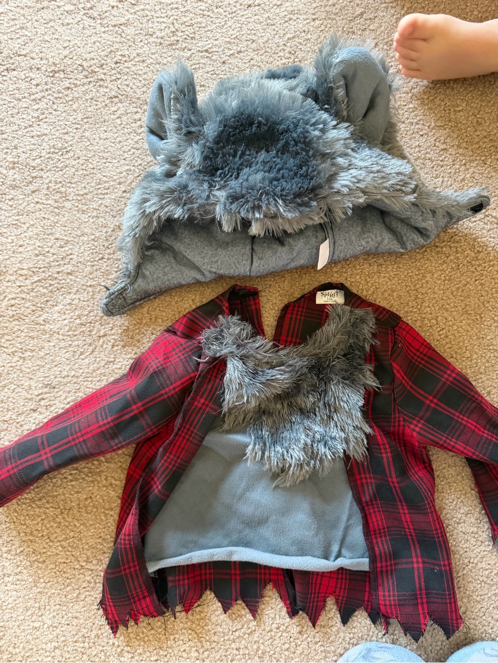 Spirit Red Velvet Hooded Cape Costume, Men’s werewolf & toddler werewolf costume - Picture 2 of 5